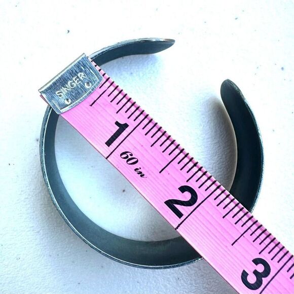 Grey open cuff bangle bracelet - Picture 5 of 7
